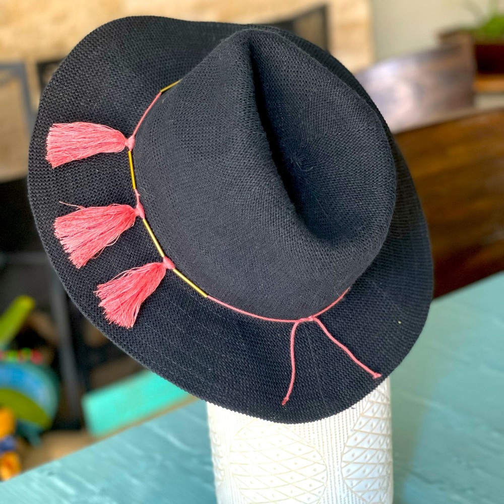 Vince Camuto women’s black tassel hat